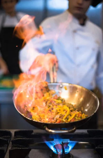 Chef Cuisinier Faire Flambe Sur Nourriture Dans Cuisine Restaurant — Photo