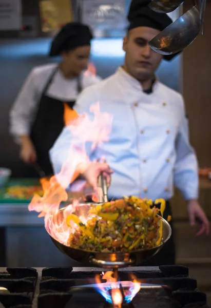 Chef Cuisinier Faire Flambe Sur Nourriture Dans Cuisine Restaurant — Photo