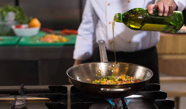 Jovem Chef Masculino Lançando Legumes Wok Cozinha Comercial — Fotografia de Stock