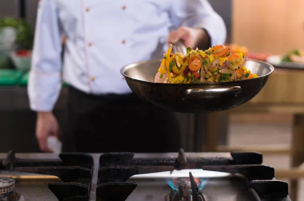 Chef Muda Membalik Sayuran Wok Dapur Komersial — Stok Foto