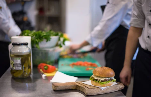 Master Chef Menaruh Tusuk Gigi Pada Burger Dapur Restoran — Stok Foto