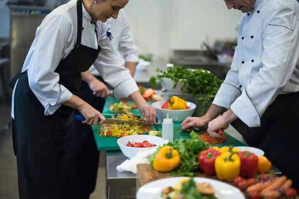 在繁忙的酒店或餐厅厨房做饭的专业团队厨师和厨师 — 图库照片