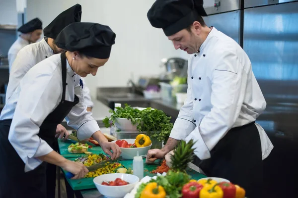 Team Professionale Cuochi Chef Che Preparano Pasti Hotel Occupato Ristorante — Foto Stock