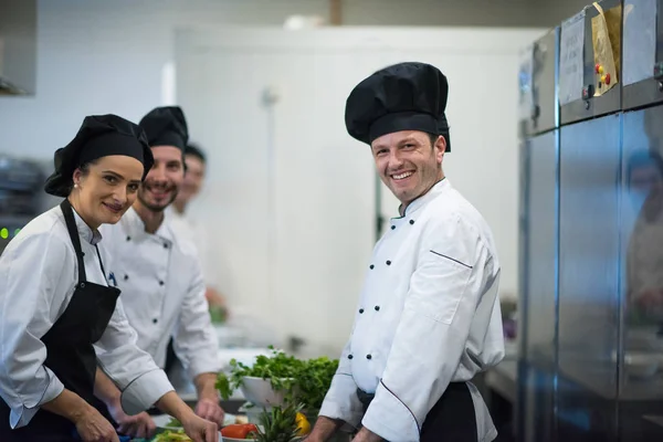 Profesjonalni Kucharze Kucharze Przygotowujący Posiłki Ruchliwej Kuchni Hotelowej Lub Restauracyjnej — Zdjęcie stockowe