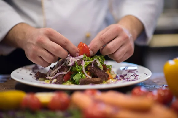 Kuchař Zdobení Zdobení Zdobení Připravené Jídlo Pokrm Talíři Restauraci Komerční — Stock fotografie