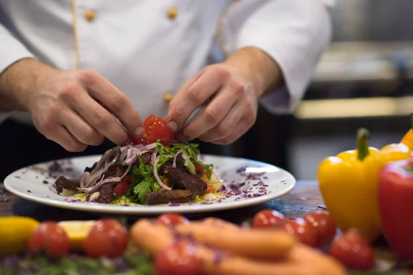 Kucharz Dekorowanie Przyborów Przygotowane Danie Talerzu Restauracji Komercyjnej Kuchni — Zdjęcie stockowe