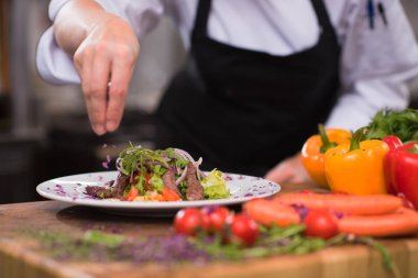 Aşçı aşçı dekorasyon dekorasyonu hazır yemek tabağı restoranın ticari mutfağında