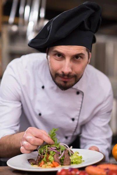 Cuoco Decorare Cuoco Guarnire Piatto Preparato Pasto Sul Piatto Cucina — Foto Stock