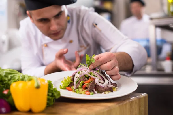 Aşçı Aşçı Dekorasyon Dekorasyonu Hazır Yemek Tabağı Restoranın Ticari Mutfağında — Stok fotoğraf