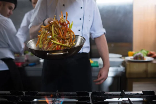 Young Male Chef Flipping Vegetables Wok Commercial Kitchen — Stock Photo, Image