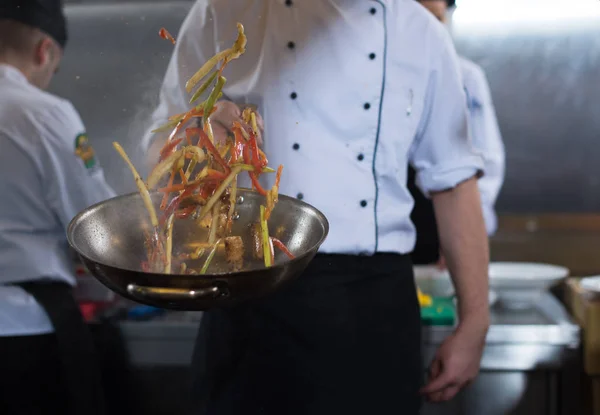 Joven Chef Masculino Volteando Verduras Wok Cocina Comercial —  Fotos de Stock