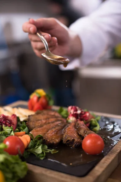 Şef el biftek et tabağı bitirme — Stok fotoğraf