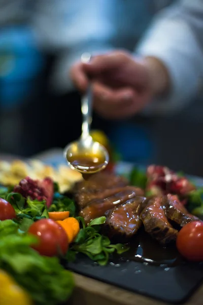 Şef el biftek et tabağı bitirme — Stok fotoğraf