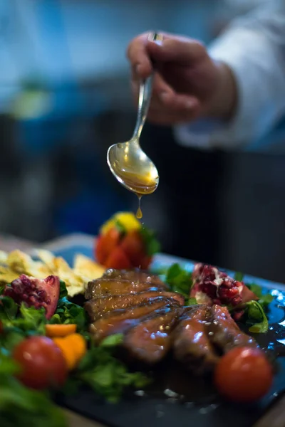 Chef mão acabamento prato de carne de bife — Fotografia de Stock