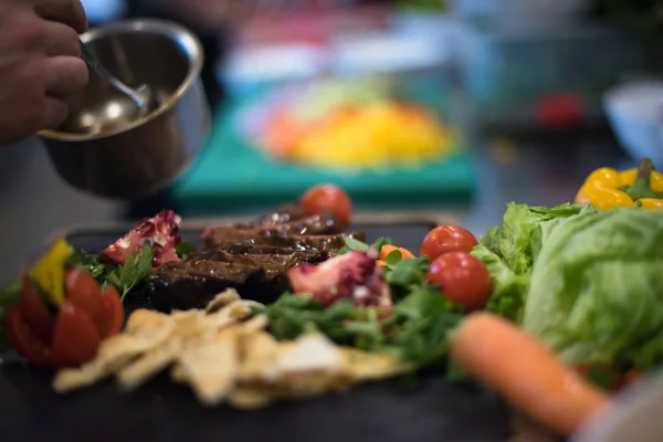 Chef mão acabamento prato de carne de bife — Fotografia de Stock