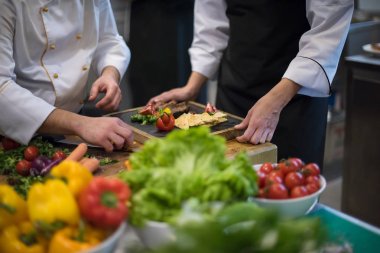 takım aşçılar ve aşçılar yemek hazırlama