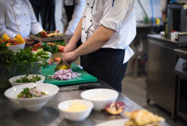 takım aşçılar ve aşçılar yemek hazırlama