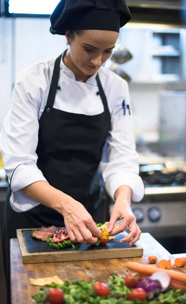 餐厅厨房女厨师准备牛肉牛排与蔬菜装饰 — 图库照片