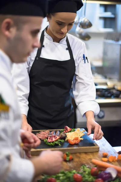 Professionelle Köche Und Köche Bereiten Mahlzeiten Der Belebten Hotel Oder — Stockfoto