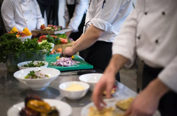 Team Köche und Köche bereitet Mahlzeit zu — Stockfoto