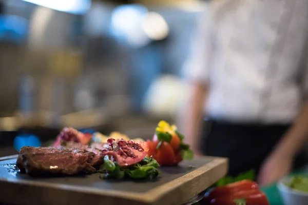 Tranches juteuses de steak grillé sur planche de bois — Photo