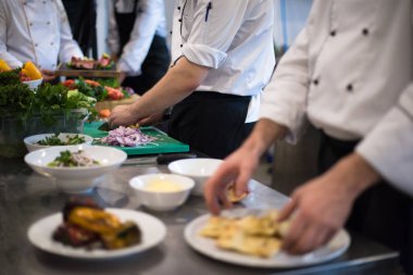 takım aşçılar ve aşçılar yemek hazırlama