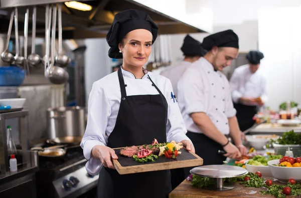 Chef Femenino Hotel Restaurante Cocina Con Plato Carne Asada Con — Foto de Stock