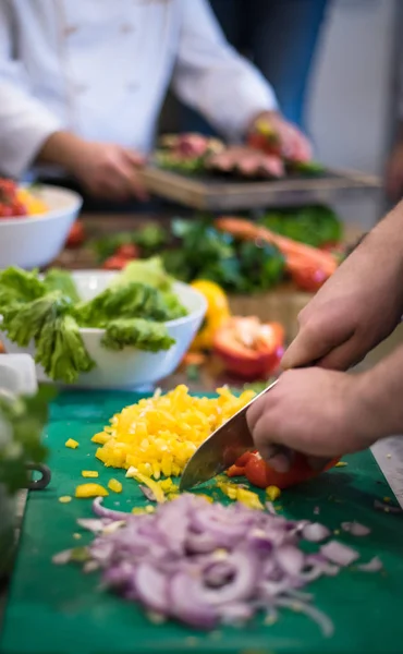 Chef mãos cortando legumes frescos e deliciosos — Fotografia de Stock
