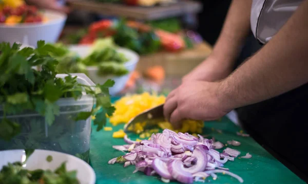 Chef-kok handen snijden vers en lekker fruit — Stockfoto