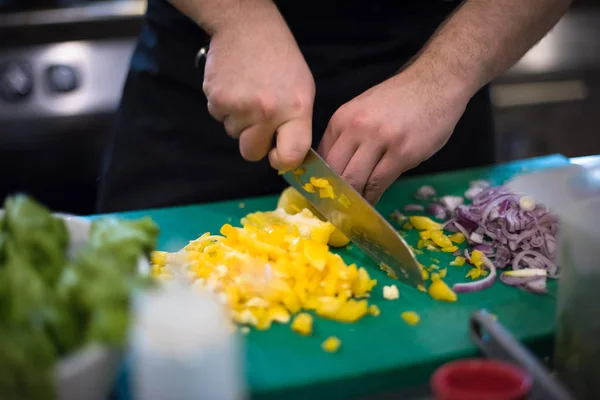 Chef manos corte verduras frescas y deliciosas —  Fotos de Stock