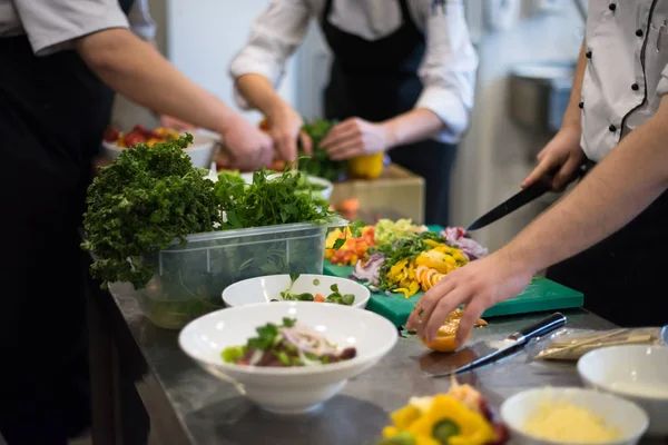 Team Köche und Köche bereitet Mahlzeiten zu — Stockfoto