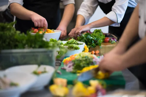 Cozinheiros de equipe e chefs preparando refeições — Fotografia de Stock