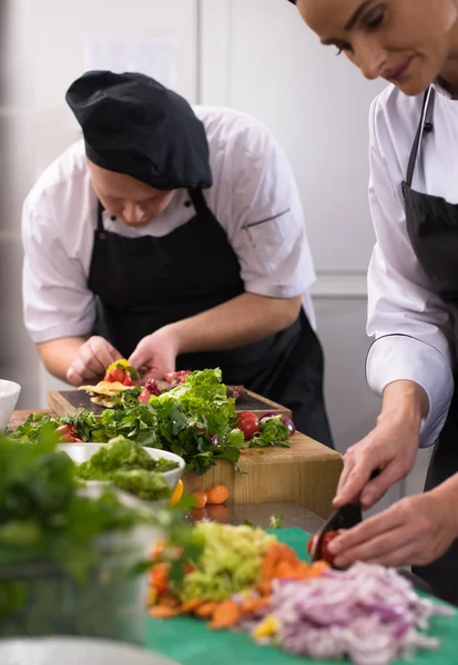 Profesyonel Ekip Aşçılar Aşçılar Yoğun Otel Restoran Mutfağında Yemek Hazırlıyorlar — Stok fotoğraf