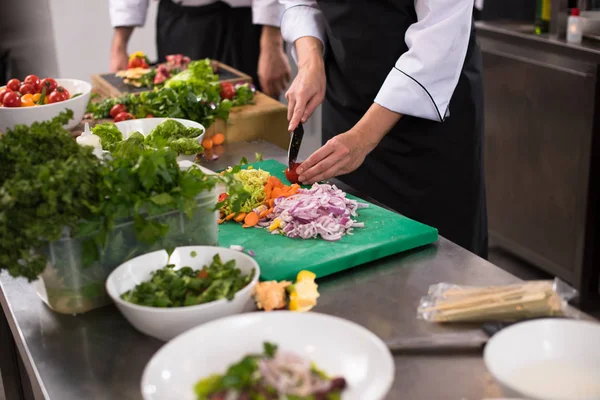 Cozinheiros de equipe e chefs preparando refeições — Fotografia de Stock