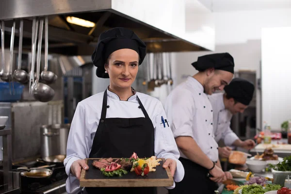 Femme Chef Dans Cuisine Hôtel Restaurant Tenant Une Assiette Steak — Photo