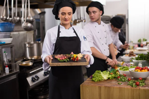 Femme Chef Dans Cuisine Hôtel Restaurant Tenant Une Assiette Steak — Photo