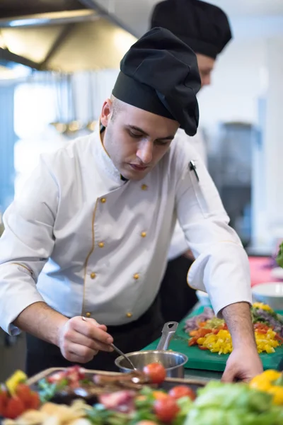 Chef Finitura Carne Bistecca Piatto Con Infine Condimento Piatto Quasi — Foto Stock