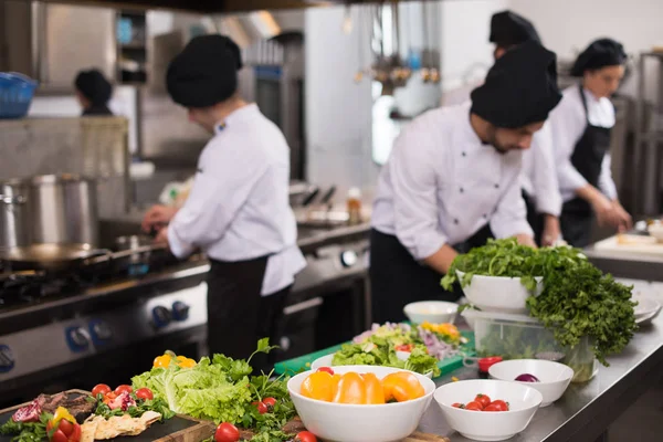 Profesyonel Ekip Aşçılar Aşçılar Yoğun Otel Restoran Mutfağında Yemek Hazırlıyorlar — Stok fotoğraf