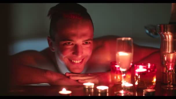 Junger Gutaussehender Mann Genießt Entspannung Whirlpool Mit Kerzen Und Champagner — Stockvideo