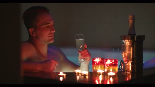 Ung Stilig Man Njuter Avkoppling Jacuzzin Med Ljus Och Champagne — Stockvideo