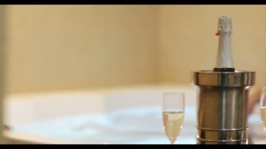 Genç yakışıklı adam jakuzide mumlar ve şampanyayla lüks spa merkezlerinde dinlenmeyi seviyor.