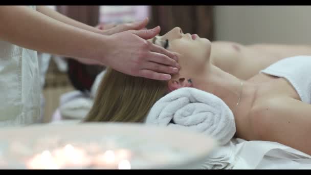 Relaxado Jovem Casal Recebendo Massagem Spa Salão Bem Estar — Vídeo de Stock
