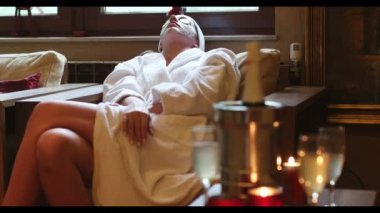 Bir grup ünlü arkadaş kaplıcada eğleniyor, bekarlığa veda partisini kutluyorlar.