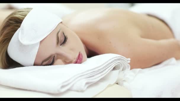 Rilassato Giovane Donna Ottenere Massaggio Spa Salone Benessere — Video Stock