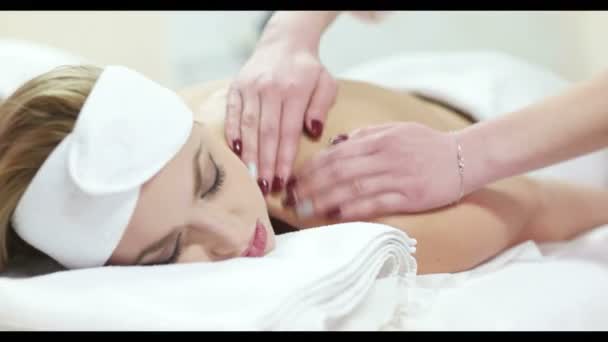 Rilassato Giovane Donna Ottenere Massaggio Spa Salone Benessere — Video Stock