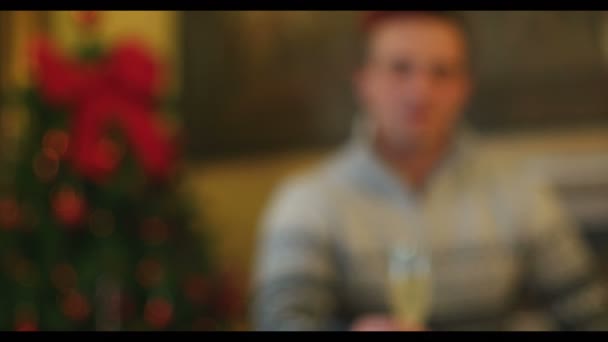 Portrait Jeune Homme Avec Verre Champagne Sur Fête Célébrer Noël — Video