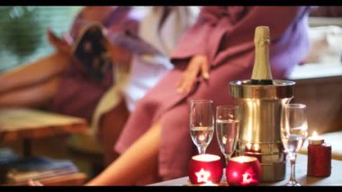 Bekarlığa veda partisi kadın portre serinletici içecek alarak spa merkezi