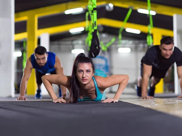 Grupp Unga Friska Människor Gör Armhävningar Crossfitness Gym — Stockfoto