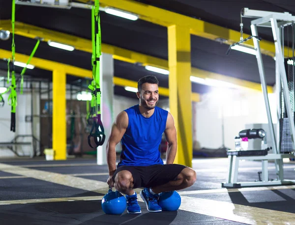 Jonge Sterke Man Doet Push Ups Kettlebells Bij Cross Fitness — Stockfoto