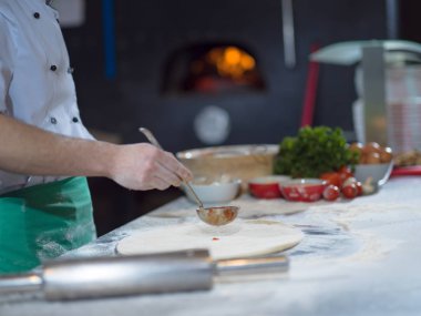Şef koyarak sosis, salam filan pizza hamur kesme